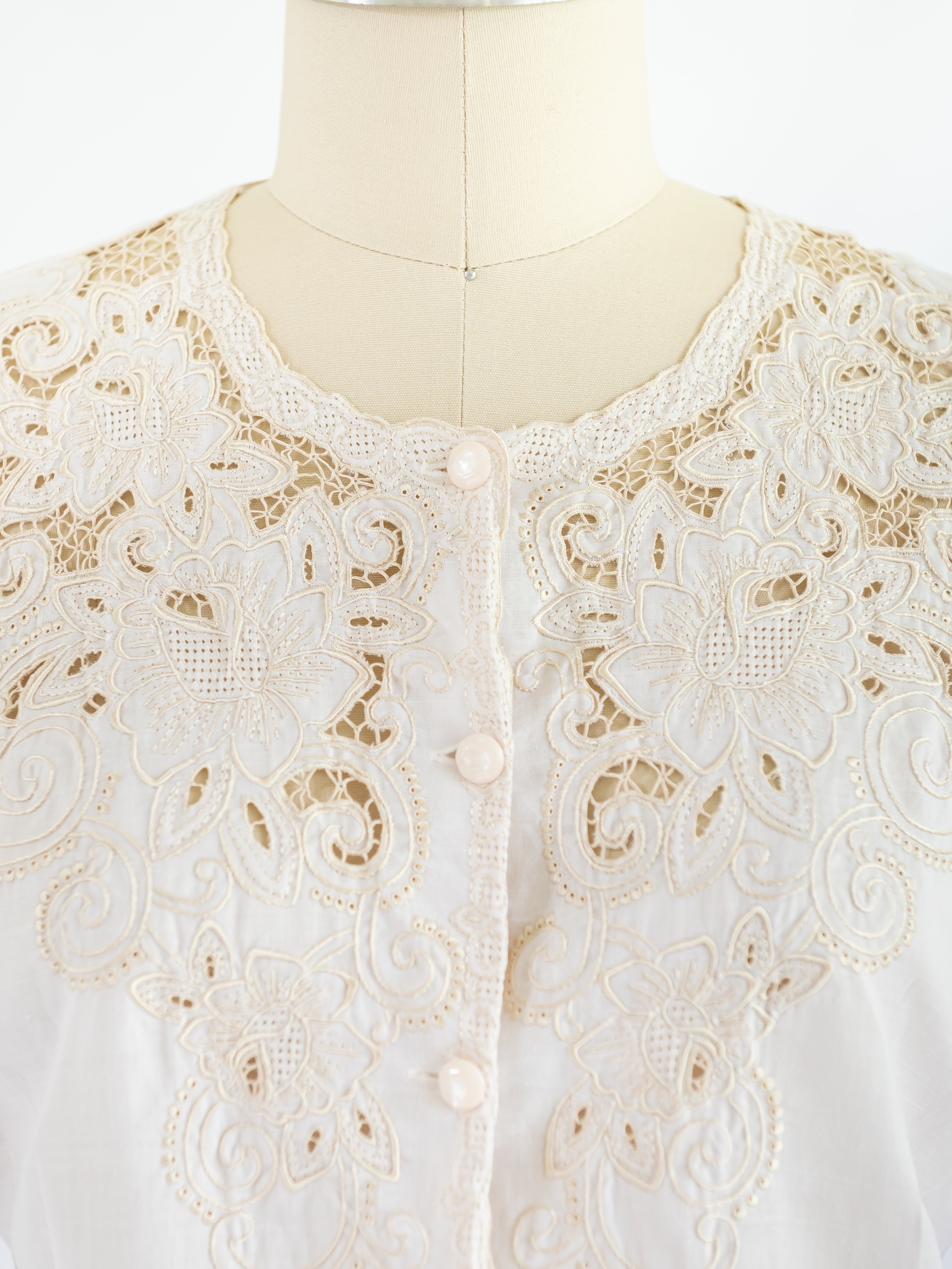 MURRAL Everlasting Embroidery Lace Blouse