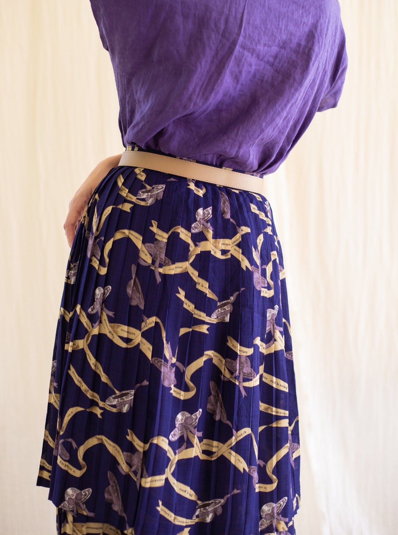 Double pleated vintage skirt in Hat/ ribbon print navy blue