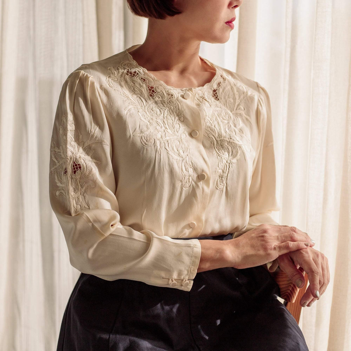 アメリ ヴィンテージ EMBROIDERY CUFF BLOUSE ベージュ Ameri（アメリ）の「EMBROIDERY CUFF BLOUSE（シャツ/ブラウス
